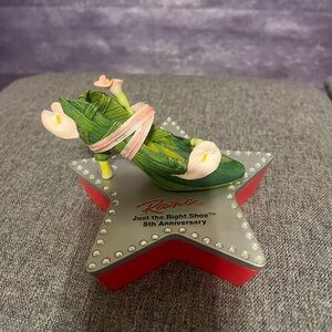 Green poison figurine shoe